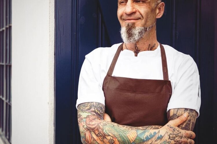 Hassan Chour foran sin første restaurant med eget koncept