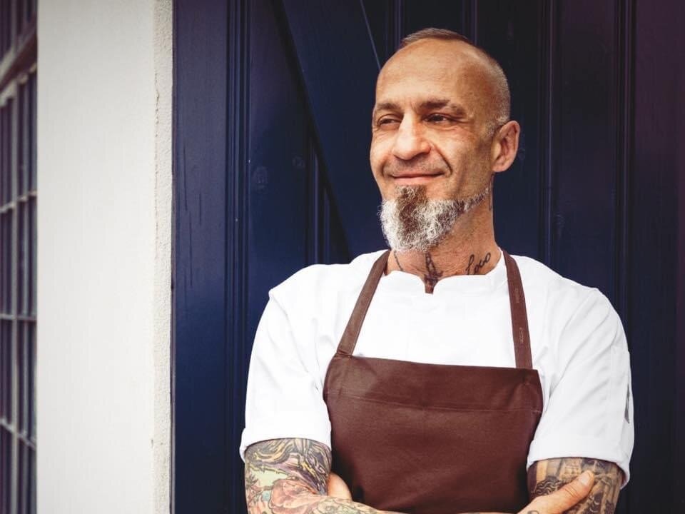 Hassan Chour foran sin første restaurant med eget koncept